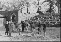 okolo r. 1955, volejbal na cvičišti v zámku