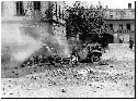 1945, 9. května, bombou zasažené německé vozidlo