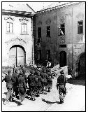 1945, 12. května, zajatí Němci vedení hlídkou Národní gardy